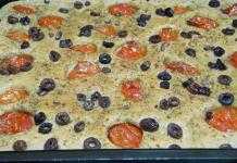 Νηστίσιμη αλευρόπιτα με ελιές και ντομάτα