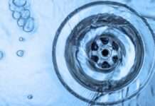 Σούπερ κόλπο! – Δε θα πιστεύετε με τι υλικό ξεβουλώνει η μπανιέρα