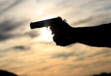 22χρονος έβγαλε όπλο και πυροβολούσε από το παράθυρο του αυτοκινήτου