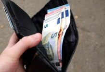 Απίστευτο: Λιποθύμησε στην πλατεία και του έκλεψαν το πορτοφόλι